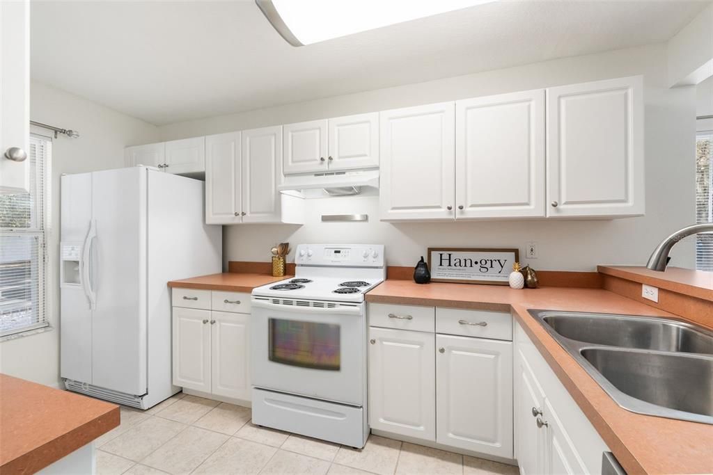 合同活跃: $225,000 (2 贝兹, 2 浴室, 1154 平方英尺)