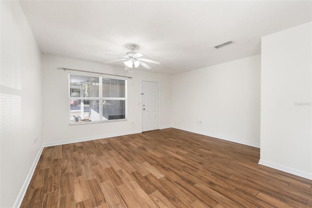 合同活跃: $225,000 (2 贝兹, 2 浴室, 1154 平方英尺)