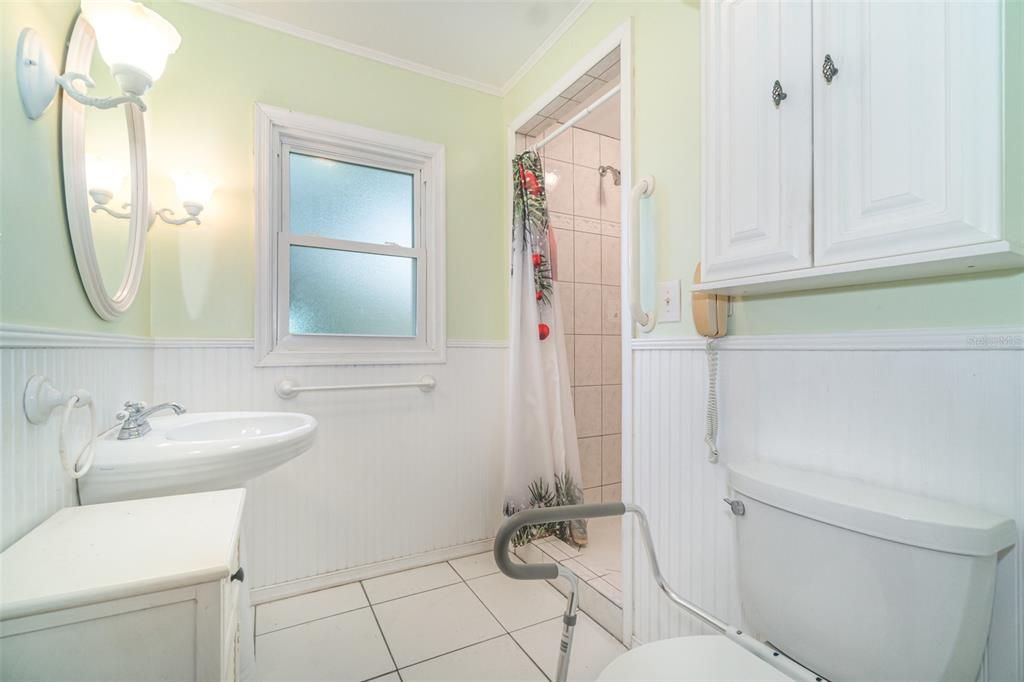 For Sale: $270,000 (2 beds, 1 baths, 1104 Square Feet)