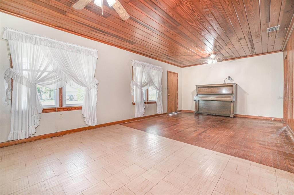 For Sale: $270,000 (2 beds, 1 baths, 1104 Square Feet)