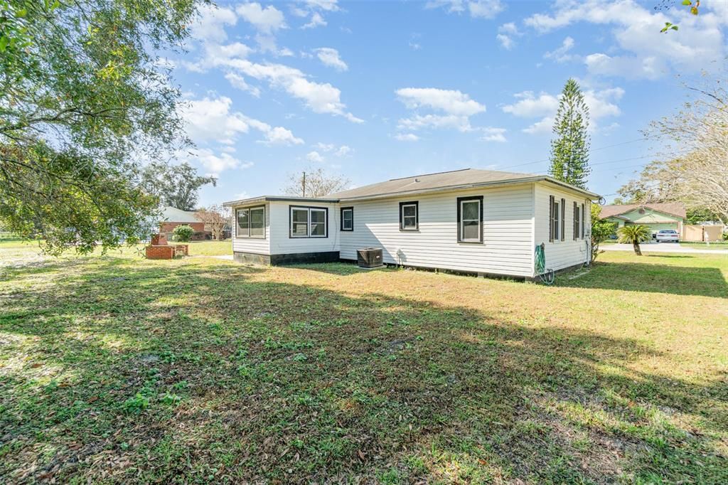 For Sale: $270,000 (2 beds, 1 baths, 1104 Square Feet)