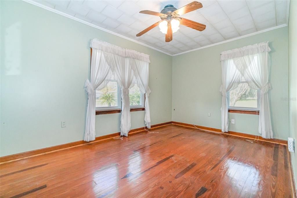 For Sale: $270,000 (2 beds, 1 baths, 1104 Square Feet)