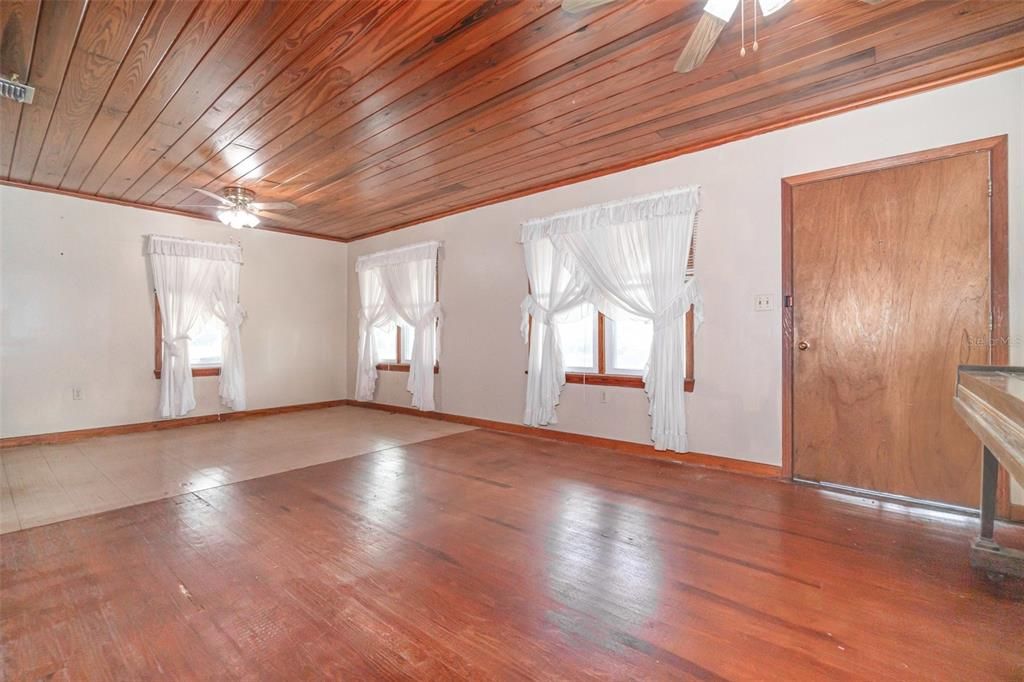 For Sale: $270,000 (2 beds, 1 baths, 1104 Square Feet)