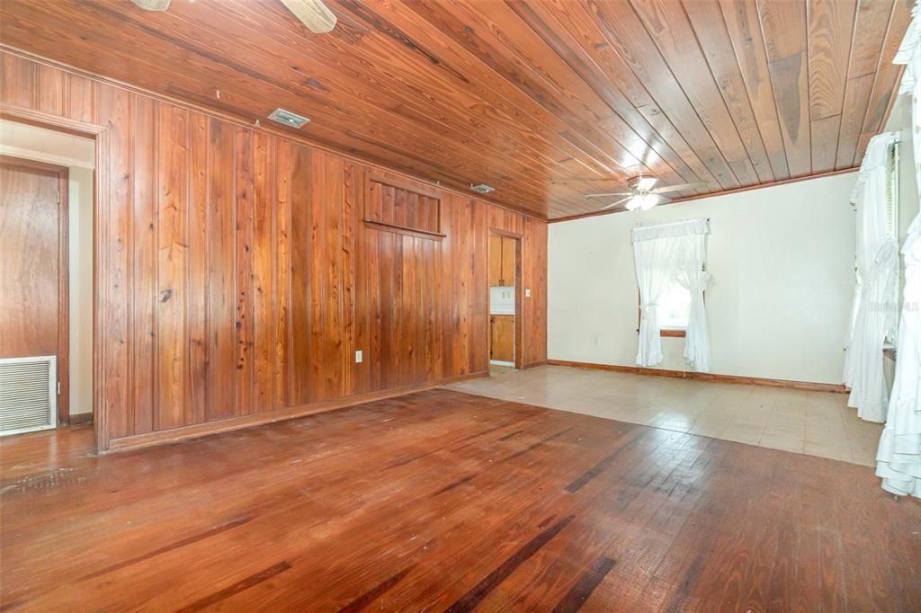 For Sale: $270,000 (2 beds, 1 baths, 1104 Square Feet)