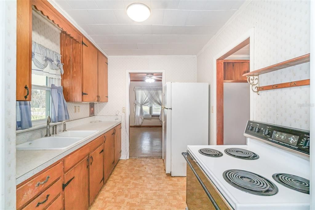 For Sale: $270,000 (2 beds, 1 baths, 1104 Square Feet)