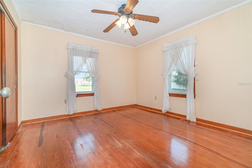 For Sale: $270,000 (2 beds, 1 baths, 1104 Square Feet)