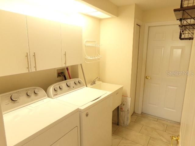 For Sale: $389,999 (4 beds, 2 baths, 1900 Square Feet)