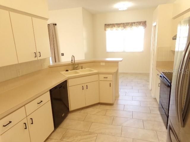 For Sale: $389,999 (4 beds, 2 baths, 1900 Square Feet)