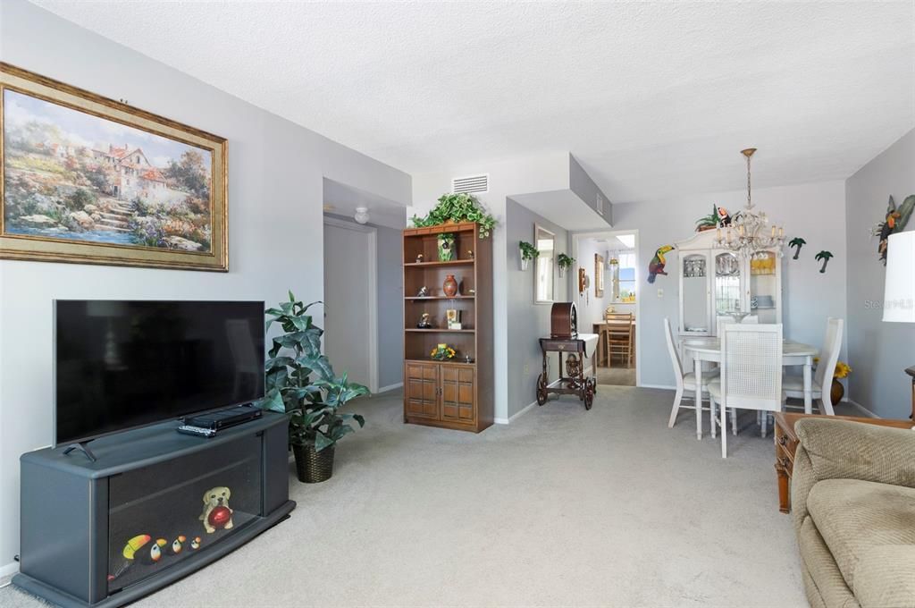 For Sale: $150,000 (2 beds, 1 baths, 860 Square Feet)