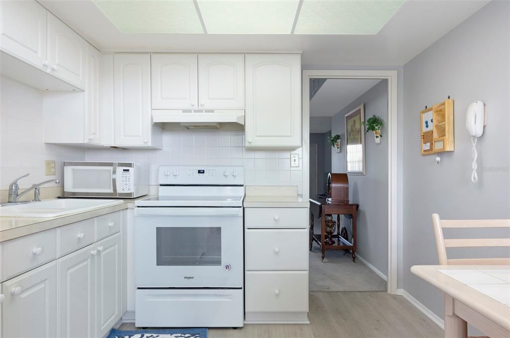 For Sale: $150,000 (2 beds, 1 baths, 860 Square Feet)