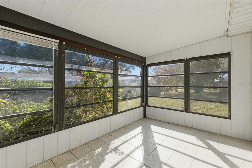 For Sale: $154,900 (2 beds, 2 baths, 1104 Square Feet)