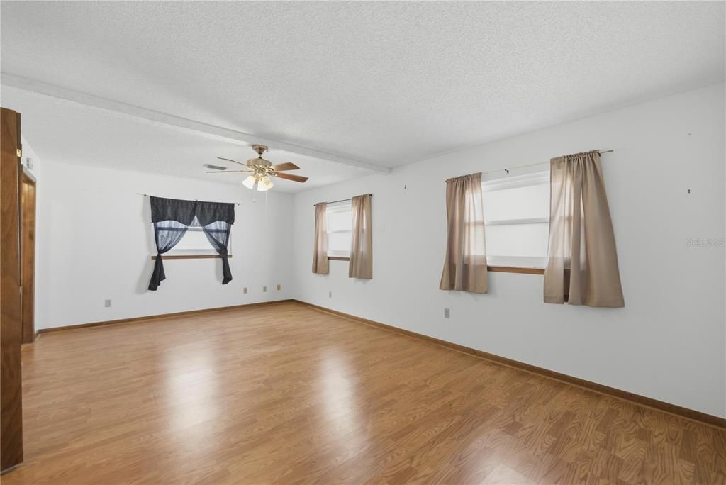 For Sale: $154,900 (2 beds, 2 baths, 1104 Square Feet)