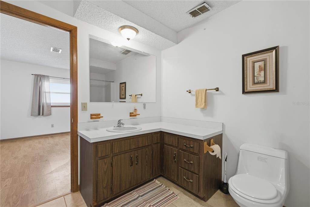 For Sale: $154,900 (2 beds, 2 baths, 1104 Square Feet)