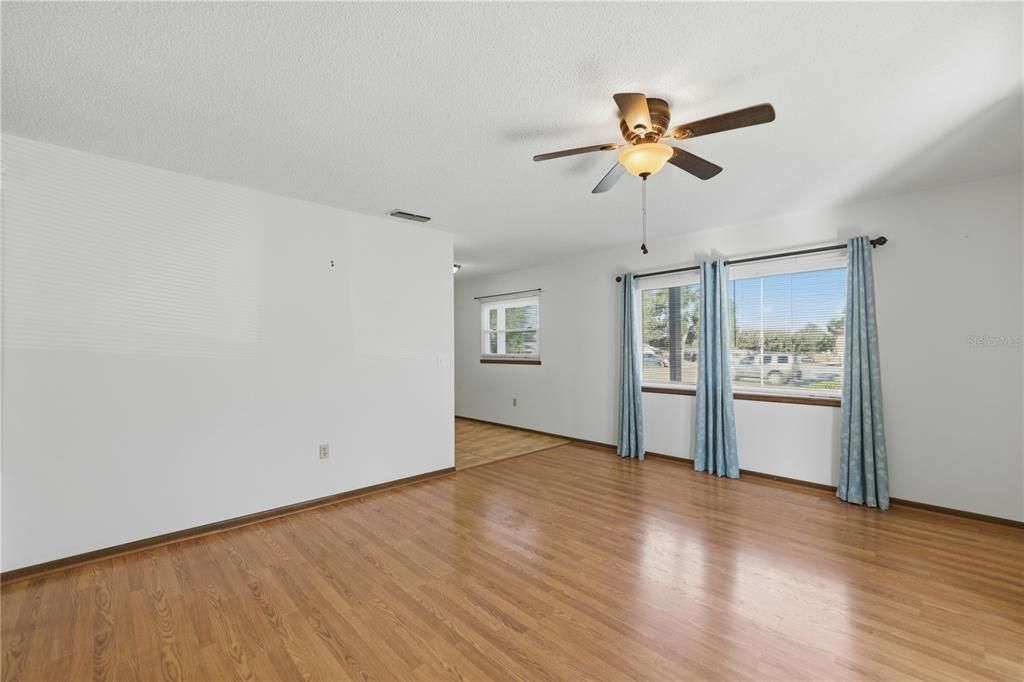 For Sale: $154,900 (2 beds, 2 baths, 1104 Square Feet)