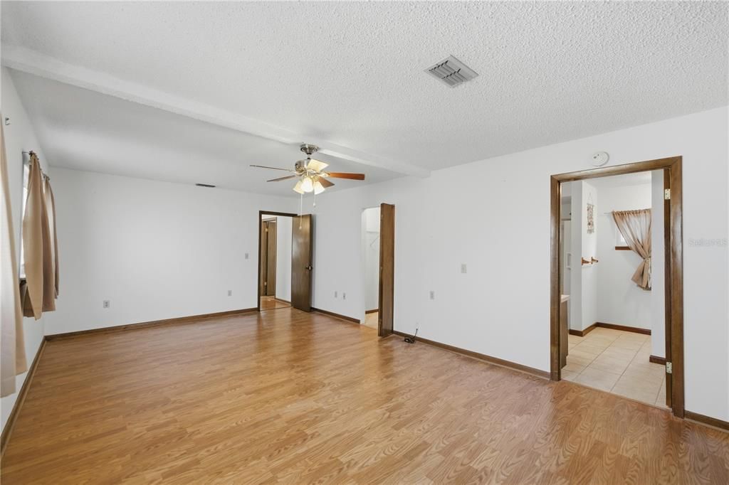 For Sale: $154,900 (2 beds, 2 baths, 1104 Square Feet)