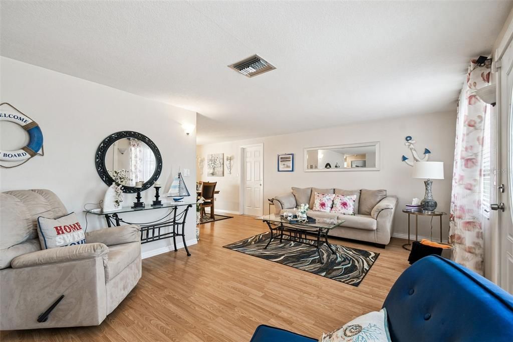 For Sale: $225,000 (2 beds, 1 baths, 1047 Square Feet)