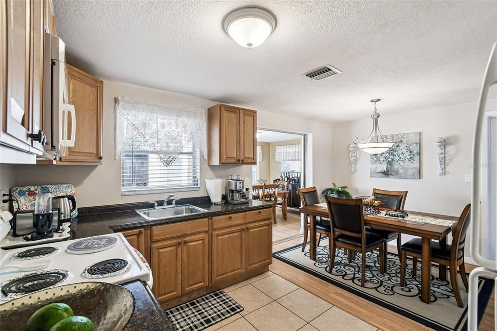 For Sale: $225,000 (2 beds, 1 baths, 1047 Square Feet)