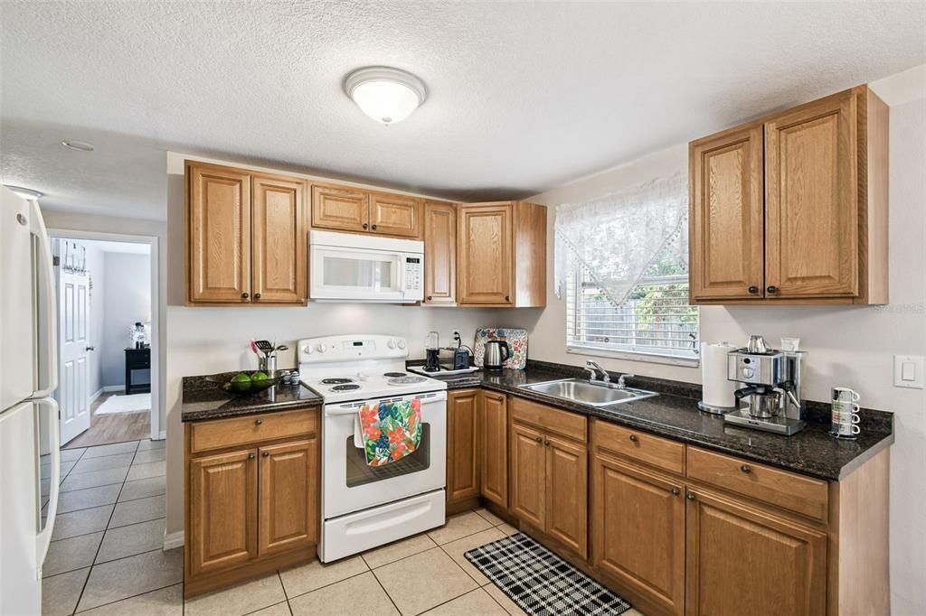 For Sale: $225,000 (2 beds, 1 baths, 1047 Square Feet)