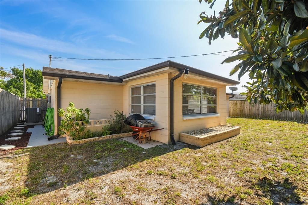 For Sale: $225,000 (2 beds, 1 baths, 1047 Square Feet)