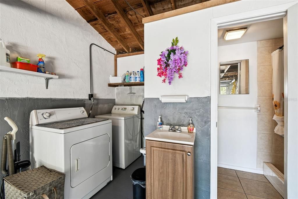 For Sale: $225,000 (2 beds, 1 baths, 1047 Square Feet)