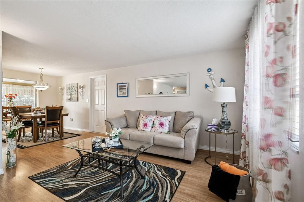 For Sale: $225,000 (2 beds, 1 baths, 1047 Square Feet)