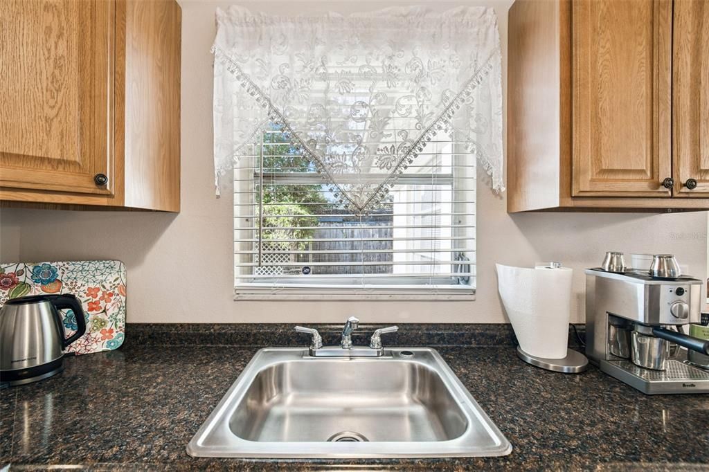 For Sale: $225,000 (2 beds, 1 baths, 1047 Square Feet)