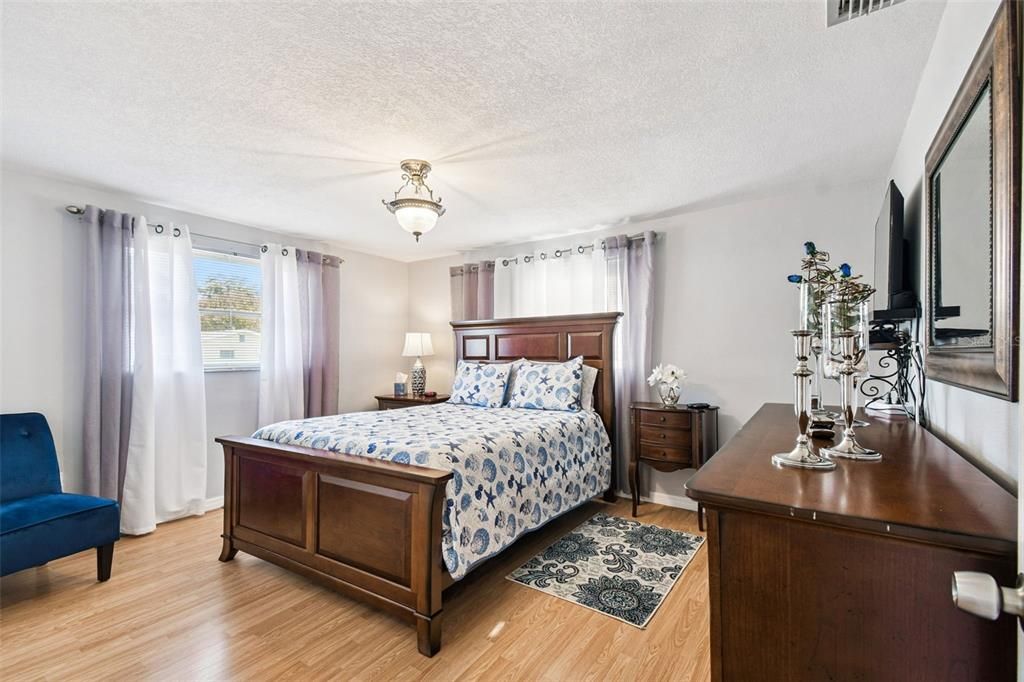 For Sale: $225,000 (2 beds, 1 baths, 1047 Square Feet)