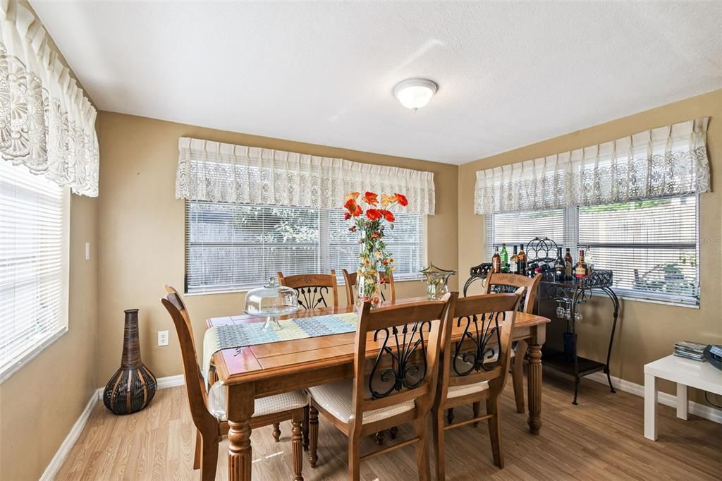 For Sale: $225,000 (2 beds, 1 baths, 1047 Square Feet)