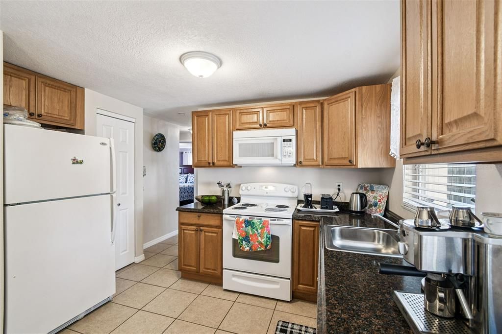 For Sale: $225,000 (2 beds, 1 baths, 1047 Square Feet)