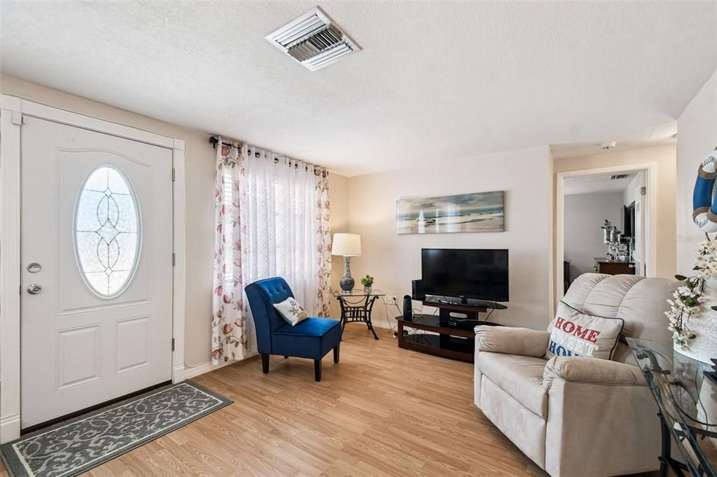 For Sale: $225,000 (2 beds, 1 baths, 1047 Square Feet)