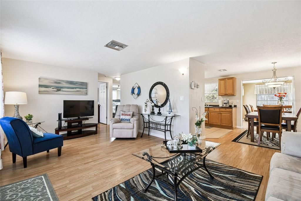 For Sale: $225,000 (2 beds, 1 baths, 1047 Square Feet)