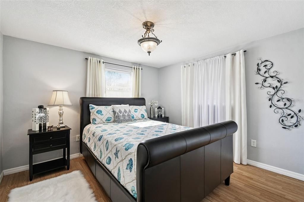 For Sale: $225,000 (2 beds, 1 baths, 1047 Square Feet)