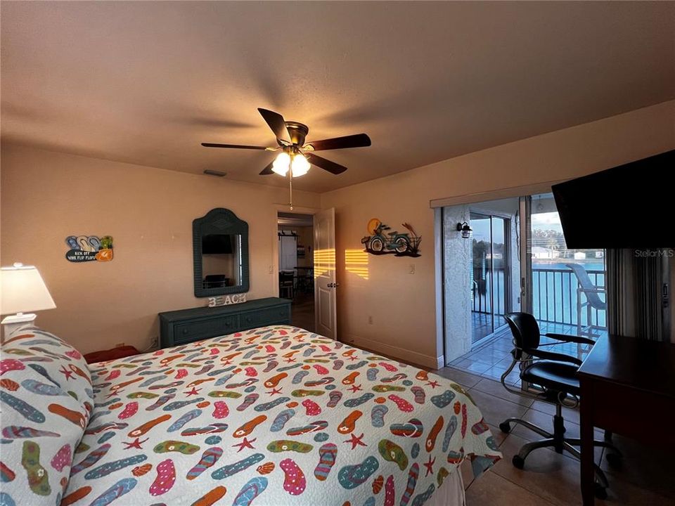 For Sale: $250,000 (2 beds, 2 baths, 938 Square Feet)