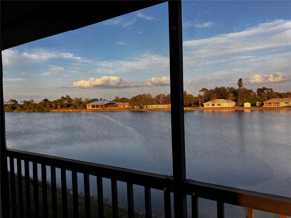 For Sale: $250,000 (2 beds, 2 baths, 938 Square Feet)