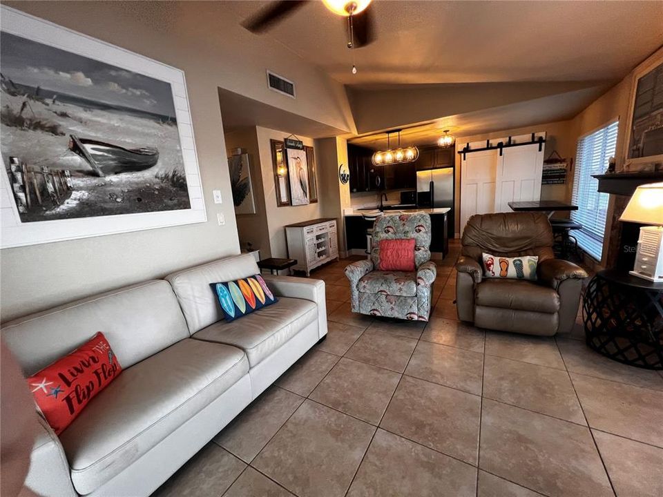 For Sale: $250,000 (2 beds, 2 baths, 938 Square Feet)