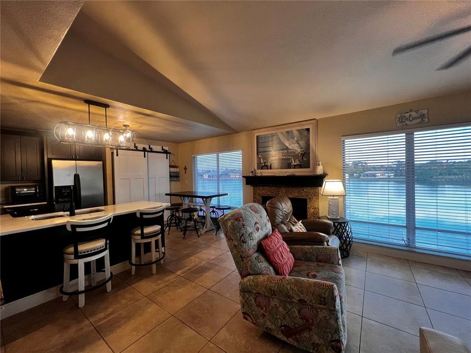 For Sale: $250,000 (2 beds, 2 baths, 938 Square Feet)