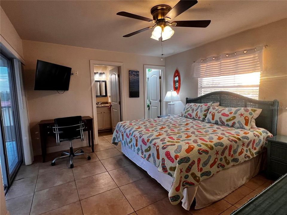 For Sale: $250,000 (2 beds, 2 baths, 938 Square Feet)