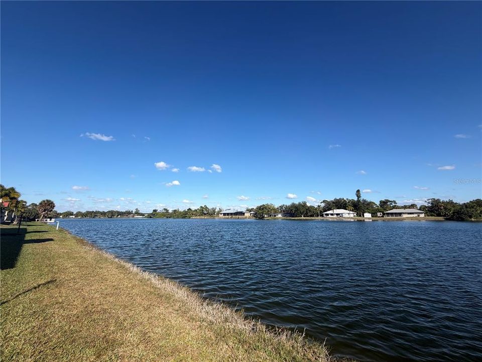 For Sale: $250,000 (2 beds, 2 baths, 938 Square Feet)