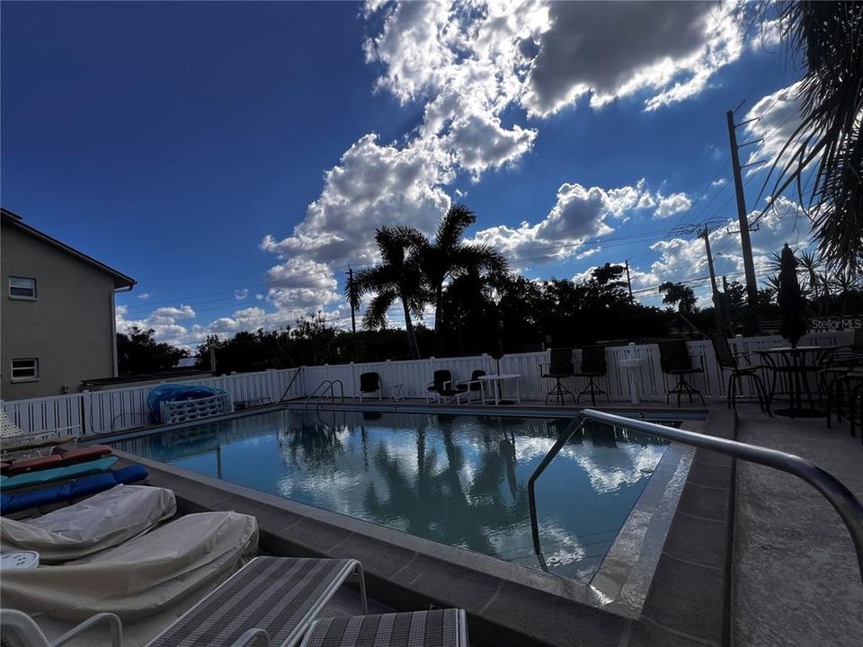 For Sale: $250,000 (2 beds, 2 baths, 938 Square Feet)