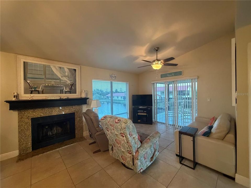 For Sale: $250,000 (2 beds, 2 baths, 938 Square Feet)