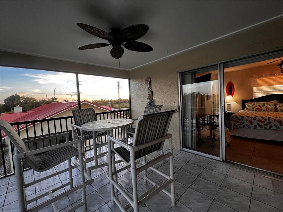 For Sale: $250,000 (2 beds, 2 baths, 938 Square Feet)