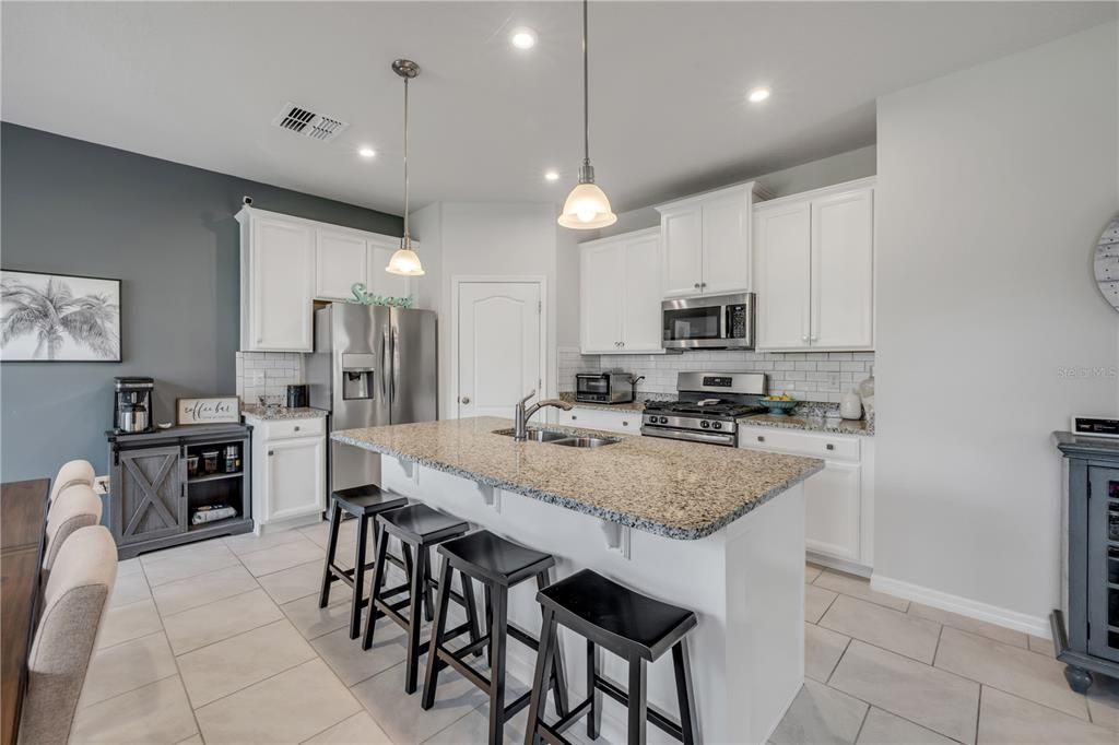 На продажу: $410,000 (3 спален, 2 ванн, 1936 Квадратных фут)