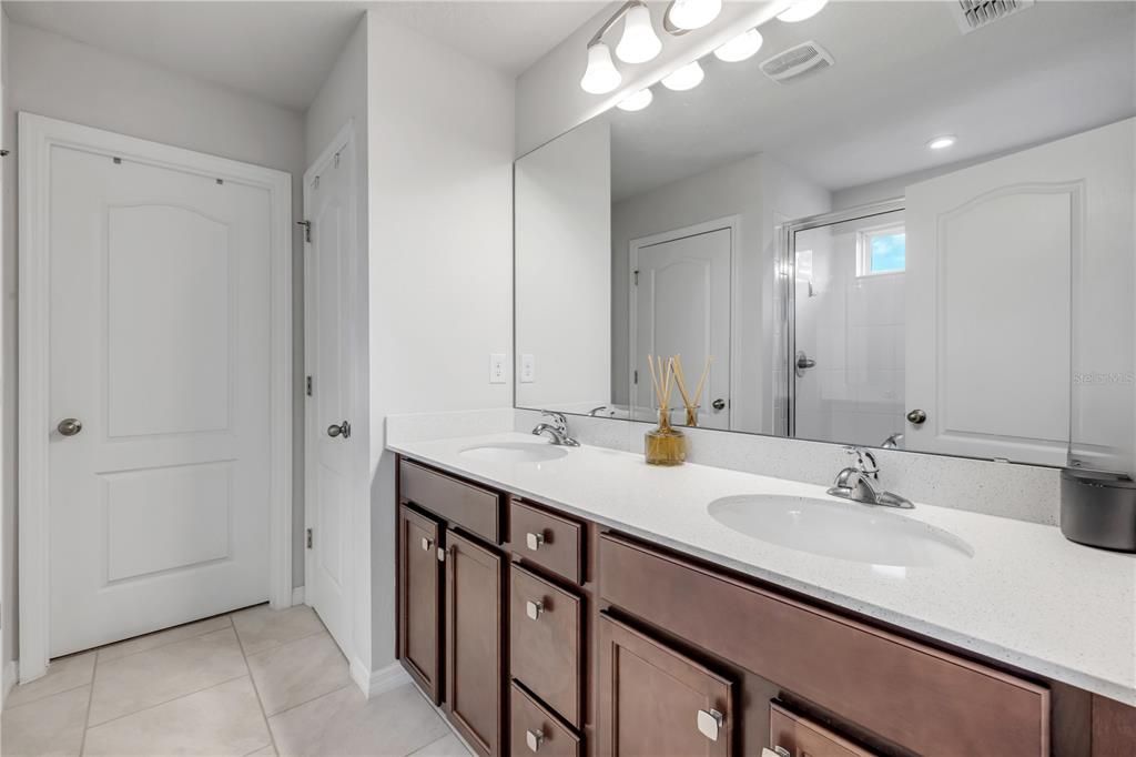 На продажу: $410,000 (3 спален, 2 ванн, 1936 Квадратных фут)