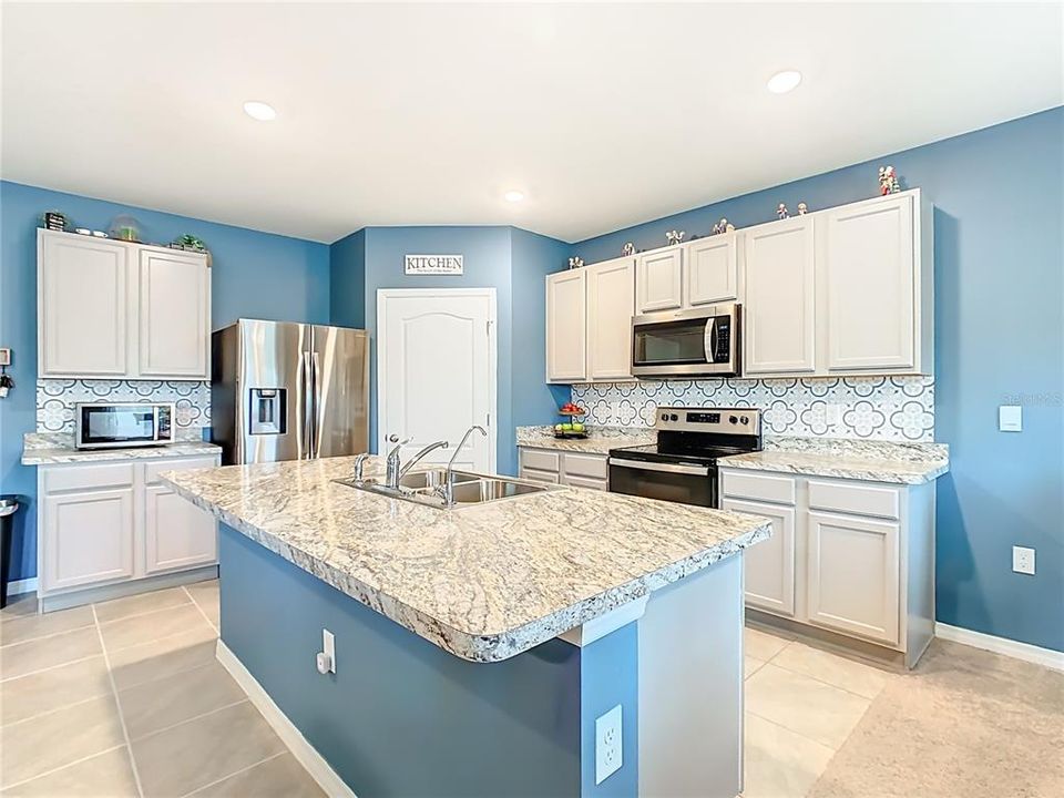 На продажу: $450,000 (5 спален, 3 ванн, 2704 Квадратных фут)