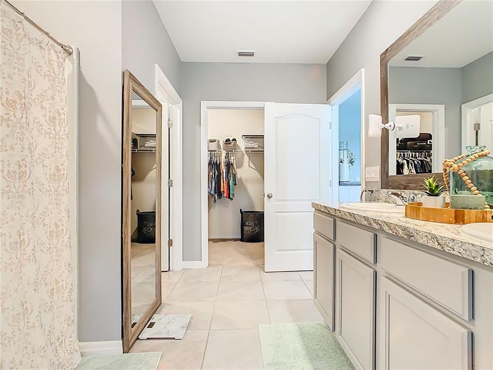 На продажу: $450,000 (5 спален, 3 ванн, 2704 Квадратных фут)