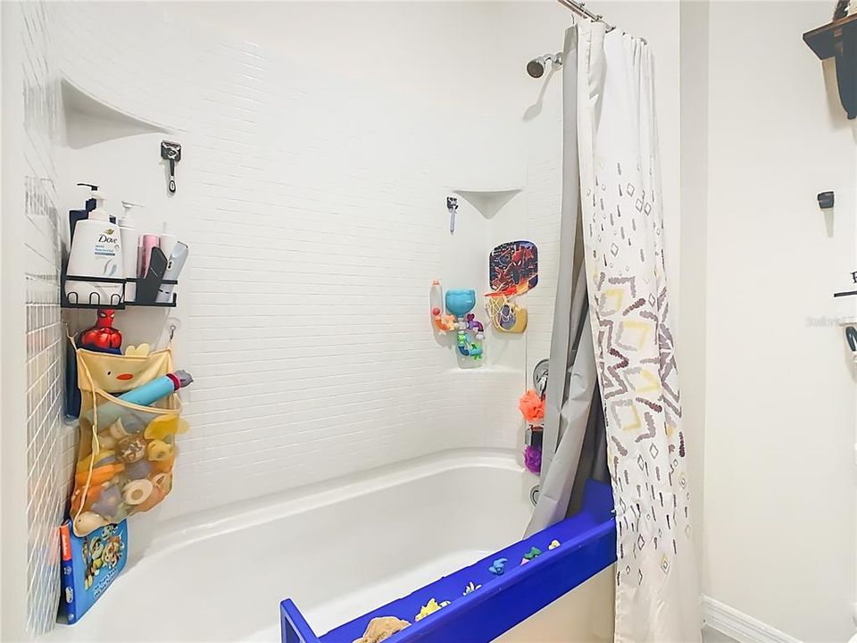 На продажу: $450,000 (5 спален, 3 ванн, 2704 Квадратных фут)