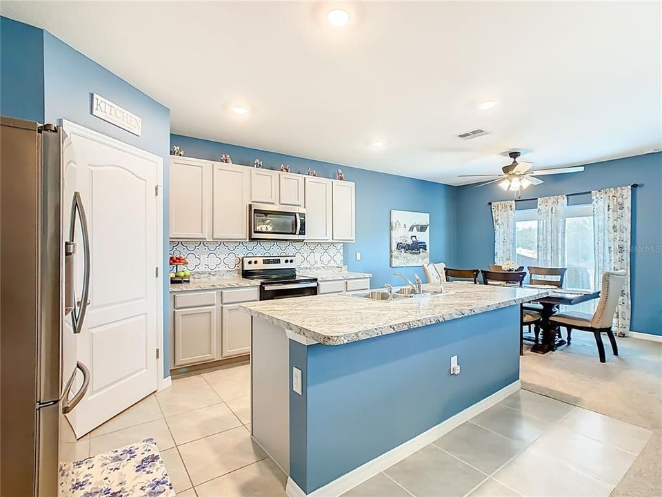 На продажу: $450,000 (5 спален, 3 ванн, 2704 Квадратных фут)