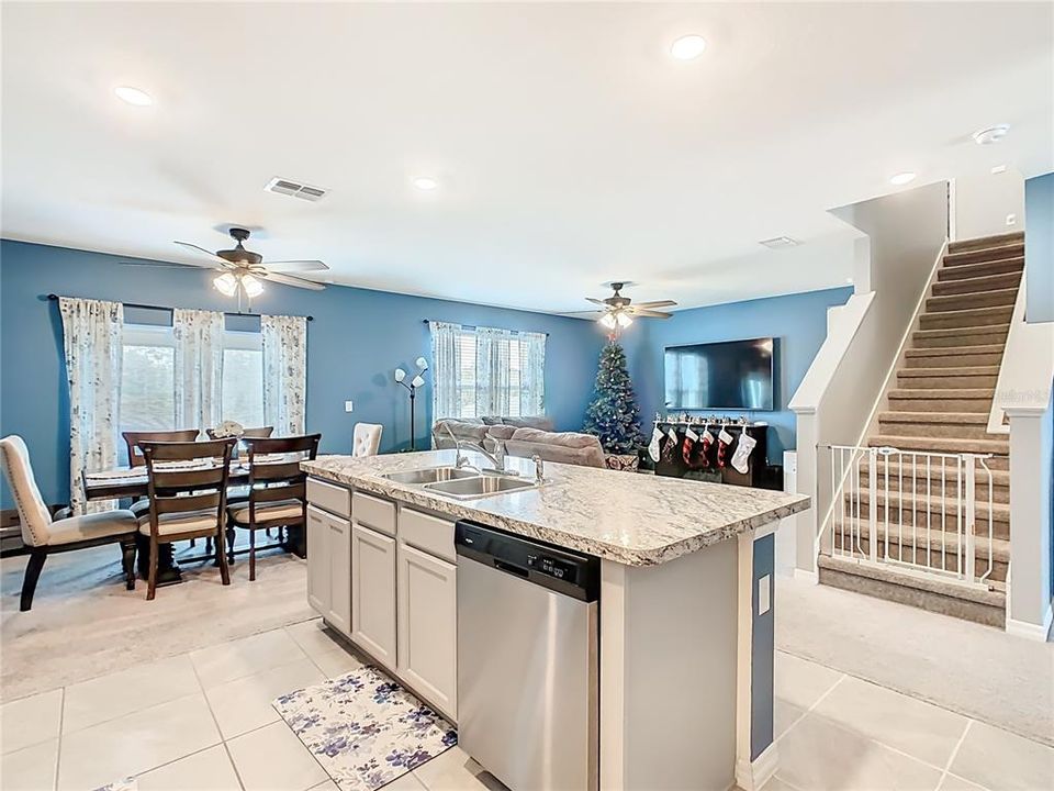 На продажу: $450,000 (5 спален, 3 ванн, 2704 Квадратных фут)