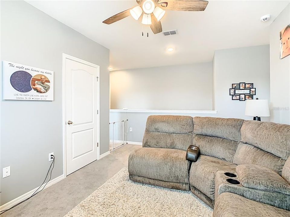 На продажу: $450,000 (5 спален, 3 ванн, 2704 Квадратных фут)