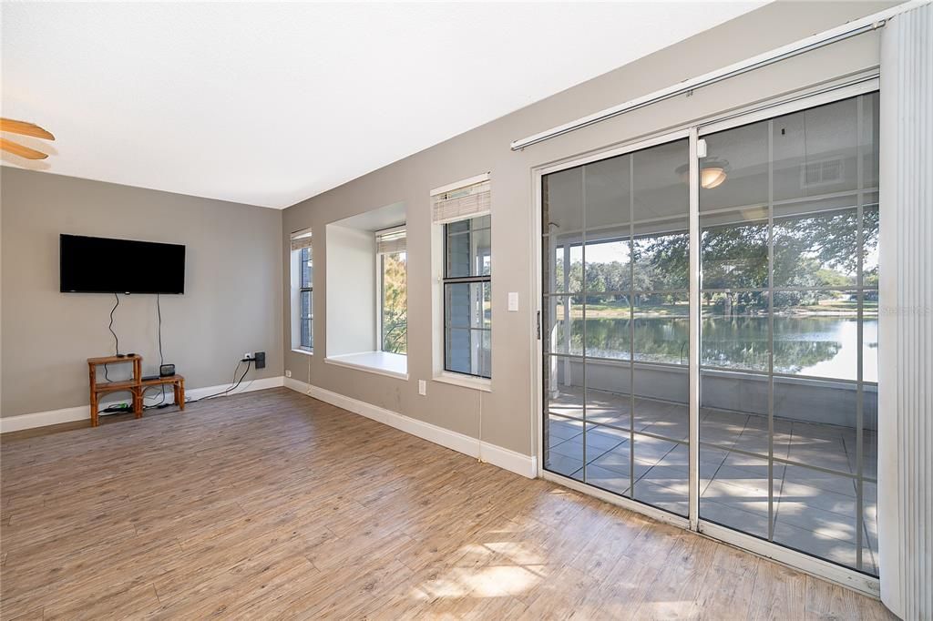 Под контрактом: $185,000 (1 спален, 1 ванн, 900 Квадратных фут)